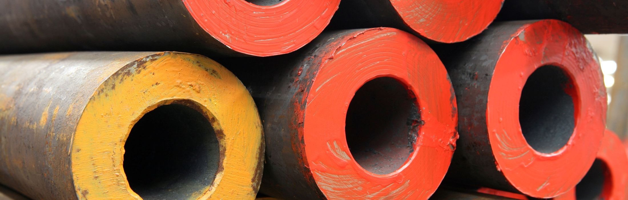 Heavy wall carbon steel tubes with colourful tube ends